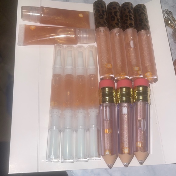 Karamel kandy flavored lipgloss. - Picture 2 of 4